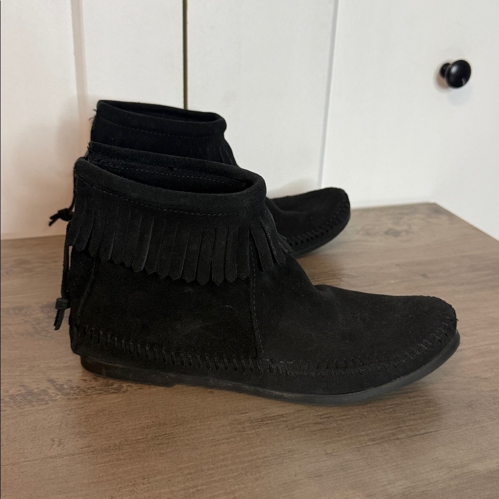 Minnetonka Black Suede leather Fringe Boots mukluks - 6 - Picture 5 of 7